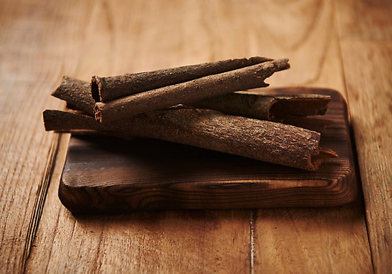 포토 JPG 스튜디오촬영 동양문화 전통 실내 사람없음 건강관리 전통차 다도 나무도마 시나몬 나무배경 국내포토 문화 백그라운드 도마 건강 관리 내부 목재 차_음료 예절 파일형식