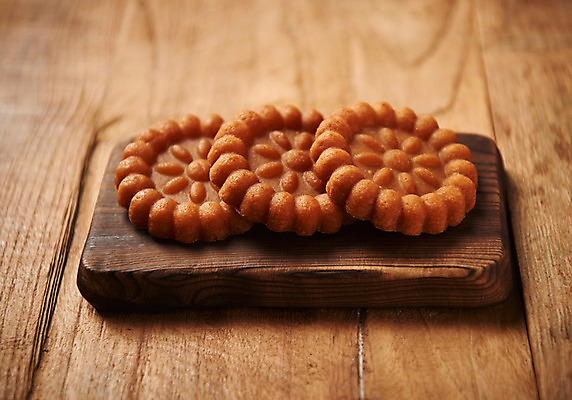 포토 JPG 스튜디오촬영 동양문화 전통 문화 디저트 실내 건강 근접촬영 사람없음 건강관리 약과 나무도마 전통다과 나무배경 국내포토 음식 뷰포인트 백그라운드 도마 관리 내부 목재 전통음식 다과 파일형식