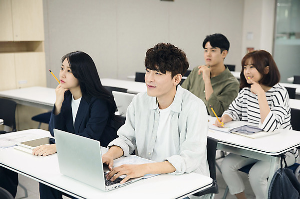 포토 JPG 여자 남자 대학생 수업 대학생라이프 실내 미소 사람 앉기 여러명 상반신 20대 성인 옆모습 친구 노트북 청춘 태블릿 캠퍼스라이프 턱괴기 한국인 기록 강의 강의실 집중 책상 즐거움 성인만 국내포토 학생 라이프스타일 교육 감정 뷰포인트 가구 다수 컨셉 관계 모션 표정 동양인 청년 내부 전자제품 스마트기기 공간 파일형식