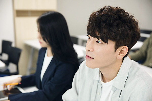 포토 JPG 여자 남자 대학생 수업 대학생라이프 실내 사람 앉기 상반신 20대 성인 두명 옆모습 아웃포커스 친구 청춘 태블릿 캠퍼스라이프 한국인 강의 강의실 성인만 국내포토 학생 라이프스타일 교육 뷰포인트 컨셉 관계 모션 촬영기법 동양인 청년 내부 전자제품 스마트기기 공간 파일형식