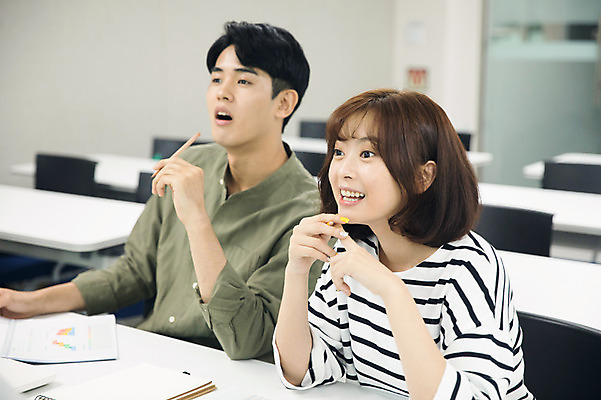 포토 JPG 응시 여자 남자 대학생 수업 대학생라이프 실내 미소 사람 앉기 상반신 20대 성인 두명 앞모습 친구 청춘 연필 캠퍼스라이프 공책 한국인 강의 강의실 책상 성인만 국내포토 학생 라이프스타일 시선 교육 뷰포인트 가구 컨셉 관계 모션 문구용품 학용품 표정 동양인 청년 내부 필기구 공간 파일형식