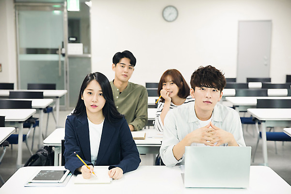 포토 JPG 응시 여자 남자 대학생 수업 대학생라이프 실내 미소 사람 앉기 여러명 상반신 20대 성인 앞모습 친구 노트북 청춘 태블릿 캠퍼스라이프 턱괴기 한국인 기록 강의 강의실 책상 성인만 국내포토 학생 라이프스타일 시선 교육 뷰포인트 가구 다수 컨셉 관계 모션 표정 동양인 청년 내부 전자제품 스마트기기 공간 파일형식