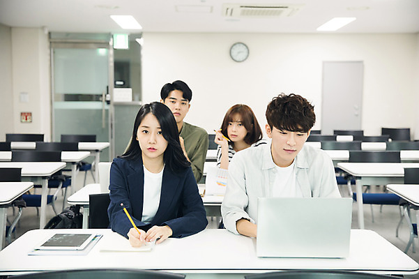 포토 JPG 응시 여자 남자 대학생 수업 대학생라이프 실내 사람 앉기 여러명 상반신 20대 성인 앞모습 노트북 청춘 태블릿 캠퍼스라이프 한국인 기록 강의 강의실 집중 책상 성인만 국내포토 학생 라이프스타일 시선 교육 뷰포인트 가구 다수 컨셉 모션 동양인 청년 내부 전자제품 스마트기기 공간 파일형식
