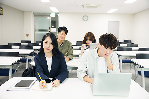 포토 JPG 응시 여자 남자 대학생 수업 대학생라이프 실내 미소 사람 앉기 여러명 상반신 20대 성인 앞모습 친구 노트북 청춘 태블릿 캠퍼스라이프 공책 턱괴기 한국인 기록 강의 강의실 집중 책상 성인만 국내포토 학생 라이프스타일 시선 교육 뷰포인트 가구 다수 컨셉 관계 모션 문구용품 표정 동양인 청년 내부 전자제품 스마트기기 공간 파일형식