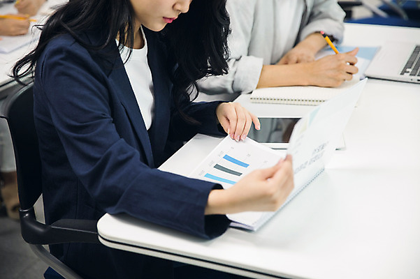 포토 JPG 응시 여자 남자 대학생 수업 대학생라이프 실내 사람 앉기 상반신 20대 성인 두명 옆모습 노트북 청춘 태블릿 연필 캠퍼스라이프 한국인 기록 강의실 집중 문서 성인만 국내포토 학생 라이프스타일 시선 교육 뷰포인트 컨셉 모션 학용품 동양인 청년 내부 전자제품 스마트기기 필기구 공간 파일형식