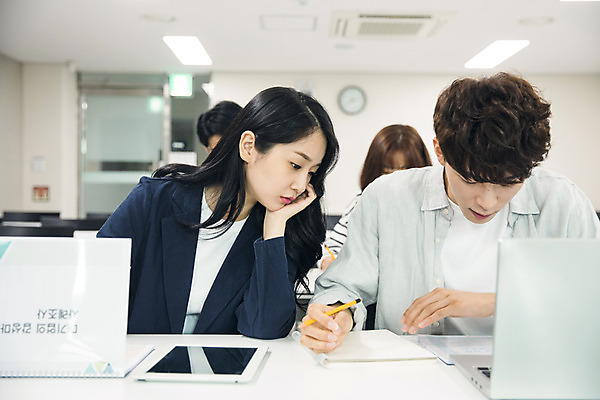포토 JPG 응시 여자 남자 대학생 수업 대학생라이프 실내 사람 앉기 여러명 상반신 20대 성인 앞모습 친구 노트북 청춘 태블릿 캠퍼스라이프 턱괴기 한국인 강의실 집중 성인만 국내포토 학생 라이프스타일 시선 교육 뷰포인트 다수 컨셉 관계 모션 동양인 청년 내부 전자제품 스마트기기 공간 파일형식