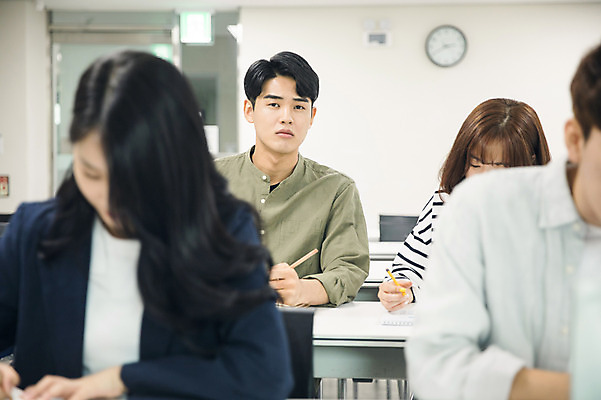 포토 JPG 응시 여자 남자 대학생 수업 대학생라이프 실내 사람 앉기 여러명 상반신 20대 성인 앞모습 아웃포커스 청춘 캠퍼스라이프 한국인 강의 강의실 집중 성인만 국내포토 학생 라이프스타일 시선 교육 뷰포인트 다수 컨셉 모션 촬영기법 동양인 청년 내부 공간 파일형식 인종 생활