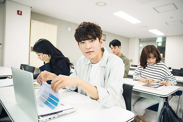포토 JPG 여자 남자 대학생 수업 대학생라이프 실내 사람 앉기 여러명 상반신 20대 성인 옆모습 노트북 청춘 태블릿 캠퍼스라이프 한국인 기록 강의 강의실 집중 문서 성인만 국내포토 학생 라이프스타일 교육 뷰포인트 다수 컨셉 모션 동양인 청년 내부 전자제품 스마트기기 공간 파일형식