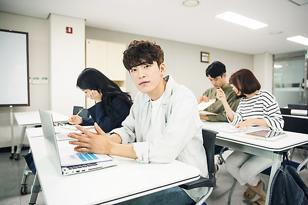 포토 JPG 여자 남자 대학생 수업 대학생라이프 실내 사람 앉기 여러명 상반신 20대 성인 옆모습 친구 노트북 청춘 태블릿 캠퍼스라이프 한국인 기록 강의 강의실 집중 성인만 국내포토 학생 라이프스타일 교육 뷰포인트 다수 컨셉 관계 모션 동양인 청년 내부 전자제품 스마트기기 공간 파일형식
