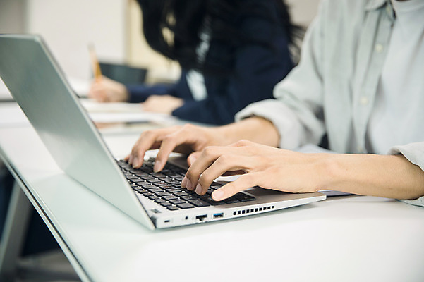 포토 JPG 손 여자 남자 대학생 수업 대학생라이프 실내 사람 앉기 상반신 20대 성인 두명 옆모습 아웃포커스 신체부위 노트북 청춘 캠퍼스라이프 한국인 타이핑 기록 강의실 집중 성인만 국내포토 학생 라이프스타일 교육 뷰포인트 컨셉 모션 촬영기법 동양인 청년 내부 전자제품 공간 파일형식