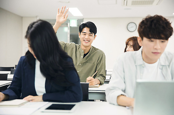포토 JPG 여자 남자 대학생 수업 대학생라이프 실내 미소 사람 앉기 여러명 상반신 20대 성인 앞모습 친구 노트북 청춘 태블릿 손들기 캠퍼스라이프 한국인 기록 발표 강의 강의실 집중 성인만 국내포토 학생 라이프스타일 교육 뷰포인트 다수 컨셉 관계 모션 표정 동양인 청년 내부 전자제품 스마트기기 공간 파일형식
