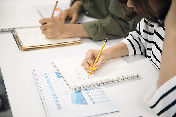 포토 JPG 여자 남자 대학생 수업 대학생라이프 실내 사람 앉기 상반신 20대 성인 두명 옆모습 청춘 연필 캠퍼스라이프 공책 한국인 기록 강의 강의실 성인만 국내포토 학생 라이프스타일 교육 뷰포인트 컨셉 모션 문구용품 학용품 동양인 청년 내부 필기구 공간 파일형식