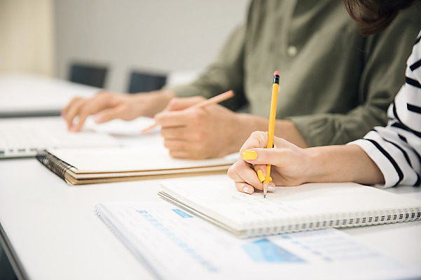포토 JPG 여자 남자 대학생 수업 대학생라이프 실내 사람 앉기 상반신 20대 성인 두명 옆모습 청춘 연필 캠퍼스라이프 공책 한국인 기록 강의 강의실 성인만 국내포토 학생 라이프스타일 교육 뷰포인트 컨셉 모션 문구용품 학용품 동양인 청년 내부 필기구 공간 파일형식