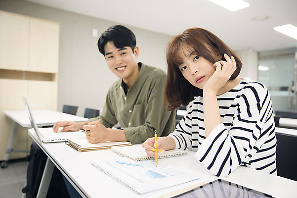 포토 JPG 응시 여자 남자 대학생 수업 대학생라이프 실내 미소 사람 상반신 20대 성인 두명 옆모습 친구 노트북 청춘 연필 캠퍼스라이프 한국인 기록 강의실 성인만 국내포토 학생 라이프스타일 시선 교육 뷰포인트 컨셉 관계 학용품 표정 동양인 청년 내부 전자제품 필기구 공간 파일형식