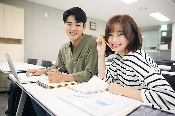 포토 JPG 응시 여자 남자 대학생 수업 대학생라이프 실내 미소 사람 앉기 상반신 20대 성인 두명 옆모습 친구 노트북 청춘 연필 캠퍼스라이프 공책 한국인 강의실 성인만 국내포토 학생 라이프스타일 시선 교육 뷰포인트 컨셉 관계 모션 문구용품 학용품 표정 동양인 청년 내부 전자제품 필기구 공간 파일형식