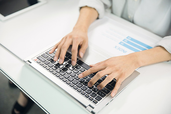 포토 JPG 남자 대학생 수업 대학생라이프 실내 한명 사람 상반신 20대 성인 옆모습 신체부위 노트북 하이앵글 캠퍼스라이프 한국인 타이핑 강의 강의실 성인남자한명만 국내포토 1 학생 라이프스타일 교육 뷰포인트 동양인 청년 내부 전자제품 공간 남자한명만 성인남자만 파일형식