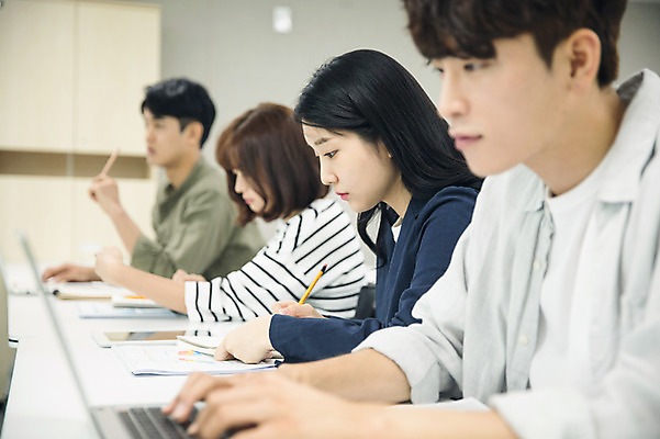 포토 JPG 여자 남자 대학생 수업 대학생라이프 실내 사람 앉기 여러명 상반신 20대 성인 옆모습 아웃포커스 노트북 청춘 캠퍼스라이프 한국인 타이핑 기록 강의 강의실 집중 성인만 국내포토 학생 라이프스타일 교육 뷰포인트 다수 컨셉 모션 촬영기법 동양인 청년 내부 전자제품 공간 파일형식
