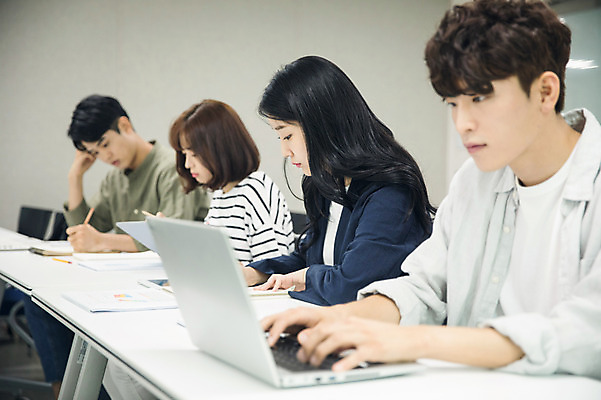 포토 JPG 여자 남자 대학생 생각 수업 대학생라이프 실내 사람 앉기 여러명 상반신 20대 성인 옆모습 노트북 청춘 캠퍼스라이프 한국인 기록 강의 강의실 집중 성인만 국내포토 학생 라이프스타일 교육 뷰포인트 다수 컨셉 모션 동양인 청년 내부 전자제품 공간 파일형식