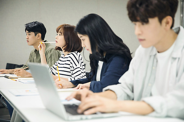 포토 JPG 응시 여자 남자 대학생 생각 수업 대학생라이프 실내 사람 앉기 여러명 상반신 20대 성인 옆모습 아웃포커스 노트북 청춘 캠퍼스라이프 한국인 기록 강의실 집중 책상 성인만 국내포토 학생 라이프스타일 시선 교육 뷰포인트 가구 다수 컨셉 모션 촬영기법 동양인 청년 내부 전자제품 공간 파일형식