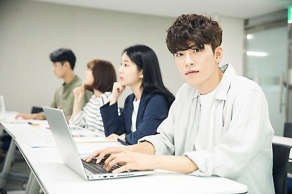 포토 JPG 응시 여자 남자 대학생 수업 대학생라이프 실내 사람 앉기 여러명 상반신 20대 성인 옆모습 아웃포커스 노트북 청춘 캠퍼스라이프 턱괴기 한국인 기록 강의실 집중 성인만 국내포토 학생 라이프스타일 시선 교육 뷰포인트 다수 컨셉 모션 촬영기법 동양인 청년 내부 전자제품 공간 파일형식