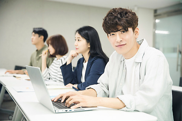 포토 JPG 응시 여자 남자 대학생 수업 대학생라이프 실내 미소 사람 여러명 상반신 20대 성인 옆모습 아웃포커스 친구 노트북 청춘 캠퍼스라이프 턱괴기 듣기 한국인 기록 강의 강의실 집중 성인만 국내포토 학생 라이프스타일 시선 교육 뷰포인트 다수 컨셉 관계 모션 촬영기법 표정 동양인 청년 내부 전자제품 공간 파일형식