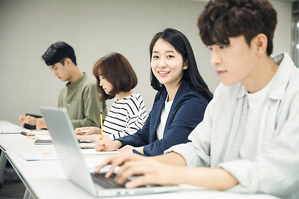 포토 JPG 여자 남자 대학생 수업 대학생라이프 실내 미소 사람 앉기 여러명 상반신 20대 성인 옆모습 아웃포커스 노트북 청춘 캠퍼스라이프 한국인 기록 강의실 집중 성인만 국내포토 학생 라이프스타일 교육 뷰포인트 다수 컨셉 모션 촬영기법 표정 동양인 청년 내부 전자제품 공간 파일형식