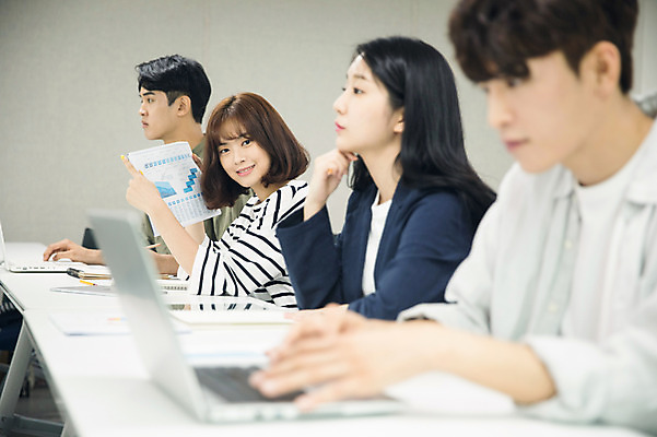 포토 JPG 응시 여자 남자 대학생 수업 그래프 대학생라이프 실내 미소 들기 사람 앉기 여러명 상반신 20대 성인 옆모습 아웃포커스 친구 노트북 청춘 캠퍼스라이프 턱괴기 한국인 기록 강의실 집중 문서 수업자료 성인만 국내포토 학생 라이프스타일 시선 교육 뷰포인트 다수 컨셉 관계 모션 촬영기법 표정 동양인 청년 내부 전자제품 공간 교육자료 파일형식