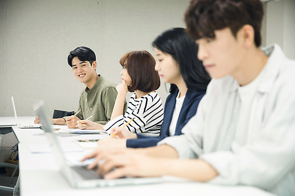 포토 JPG 응시 여자 남자 대학생 수업 대학생라이프 실내 미소 사람 앉기 여러명 상반신 20대 성인 옆모습 아웃포커스 친구 노트북 청춘 캠퍼스라이프 한국인 타이핑 기록 강의실 집중 성인만 국내포토 학생 라이프스타일 시선 교육 뷰포인트 다수 컨셉 관계 모션 촬영기법 표정 동양인 청년 내부 전자제품 공간 파일형식 인종 생활