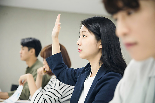 포토 JPG 여자 남자 대학생 수업 대학생라이프 실내 사람 앉기 여러명 상반신 20대 성인 옆모습 아웃포커스 청춘 손들기 캠퍼스라이프 한국인 발표 강의실 집중 성인만 국내포토 학생 라이프스타일 교육 뷰포인트 다수 컨셉 모션 촬영기법 동양인 청년 내부 공간 파일형식