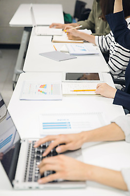 포토 JPG 여자 남자 대학생 수업 대학생라이프 실내 사람 여러명 상반신 20대 성인 옆모습 노트북 청춘 태블릿 손들기 캠퍼스라이프 한국인 기록 발표 강의실 집중 성인만 국내포토 학생 라이프스타일 교육 뷰포인트 다수 컨셉 모션 동양인 청년 내부 전자제품 스마트기기 공간 파일형식