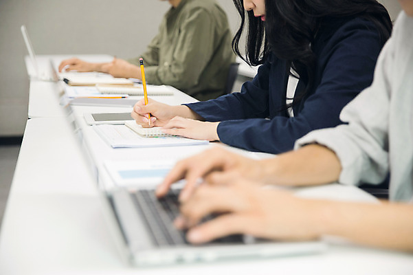 포토 JPG 여자 남자 대학생 수업 대학생라이프 실내 사람 앉기 상반신 20대 성인 옆모습 세명 노트북 청춘 연필 캠퍼스라이프 공책 한국인 기록 강의실 성인만 국내포토 학생 라이프스타일 교육 뷰포인트 컨셉 모션 문구용품 학용품 동양인 청년 내부 전자제품 필기구 공간 파일형식