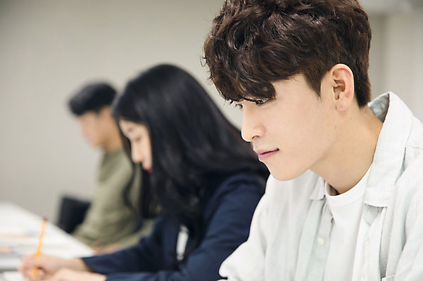 포토 JPG 응시 여자 남자 대학생 수업 대학생라이프 실내 미소 사람 상반신 20대 성인 옆모습 아웃포커스 세명 청춘 캠퍼스라이프 한국인 기록 강의실 집중 성인만 국내포토 학생 라이프스타일 시선 교육 뷰포인트 컨셉 촬영기법 표정 동양인 청년 내부 공간 파일형식