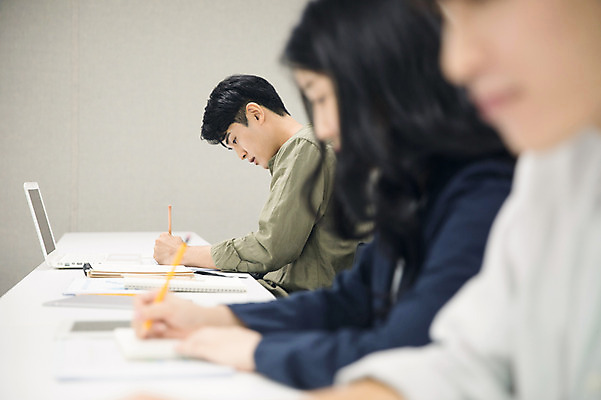 포토 JPG 여자 남자 대학생 수업 대학생라이프 실내 사람 앉기 상반신 20대 성인 옆모습 아웃포커스 세명 노트북 청춘 캠퍼스라이프 한국인 기록 강의실 집중 성인만 국내포토 학생 라이프스타일 교육 뷰포인트 컨셉 모션 촬영기법 동양인 청년 내부 전자제품 공간 파일형식