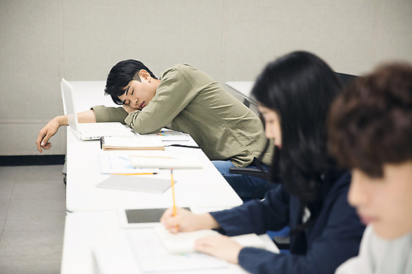포토 JPG 여자 남자 엎드리기 대학생 수업 대학생라이프 실내 사람 앉기 상반신 20대 성인 옆모습 아웃포커스 세명 노트북 청춘 연필 눈감음 캠퍼스라이프 한국인 기록 잠 졸음 강의실 집중 성인만 국내포토 학생 라이프스타일 교육 감정 뷰포인트 컨셉 모션 학용품 촬영기법 동양인 청년 내부 전자제품 필기구 공간 파일형식