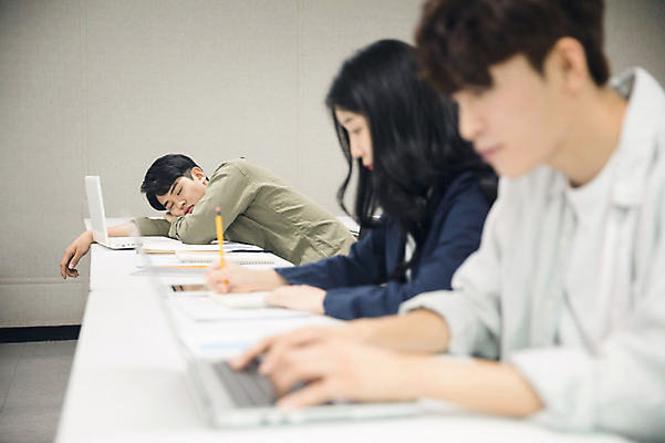 포토 JPG 여자 남자 엎드리기 대학생 수업 대학생라이프 실내 사람 앉기 상반신 20대 성인 옆모습 세명 노트북 청춘 연필 캠퍼스라이프 한국인 타이핑 기록 잠 졸음 강의실 집중 성인만 국내포토 학생 라이프스타일 교육 감정 뷰포인트 컨셉 모션 학용품 동양인 청년 내부 전자제품 필기구 공간 파일형식