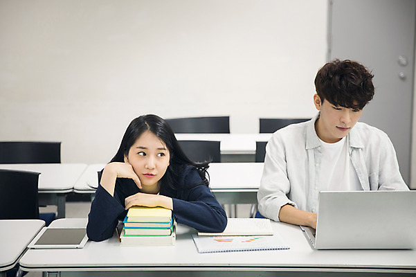 포토 JPG 응시 여자 남자 엎드리기 대학생 수업 대학생라이프 실내 사람 상반신 20대 성인 두명 앞모습 책 노트북 청춘 태블릿 캠퍼스라이프 턱괴기 한국인 강의실 집중 책더미 성인만 국내포토 학생 라이프스타일 시선 교육 뷰포인트 컨셉 모션 동양인 청년 내부 전자제품 스마트기기 공간 무더기 파일형식
