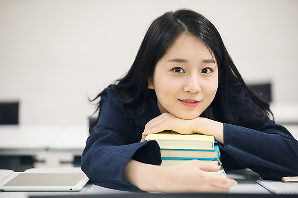 포토 JPG 응시 여자 대학생 대학생라이프 실내 한명 미소 사람 상반신 20대 성인 앞모습 책 청춘 태블릿 캠퍼스라이프 턱괴기 한국인 강의실 책더미 성인여자한명만 국내포토 1 학생 라이프스타일 시선 교육 뷰포인트 컨셉 모션 표정 동양인 청년 내부 전자제품 스마트기기 공간 무더기 여자한명만 성인여자만 파일형식