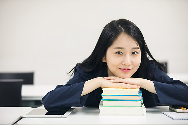 포토 JPG 여자 엎드리기 대학생 수업 대학생라이프 실내 한명 미소 사람 앉기 상반신 20대 성인 앞모습 책 청춘 태블릿 캠퍼스라이프 턱괴기 한국인 강의실 책더미 성인여자한명만 국내포토 1 학생 라이프스타일 교육 뷰포인트 컨셉 모션 표정 동양인 청년 내부 전자제품 스마트기기 공간 무더기 여자한명만 성인여자만 파일형식