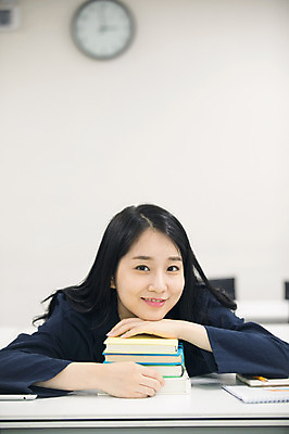 포토 JPG 응시 여자 엎드리기 대학생 수업 대학생라이프 실내 한명 미소 사람 상반신 20대 성인 앞모습 책 청춘 태블릿 캠퍼스라이프 턱괴기 한국인 강의실 책더미 성인여자한명만 국내포토 1 학생 라이프스타일 시선 교육 뷰포인트 컨셉 모션 표정 동양인 청년 내부 전자제품 스마트기기 공간 무더기 여자한명만 성인여자만 파일형식