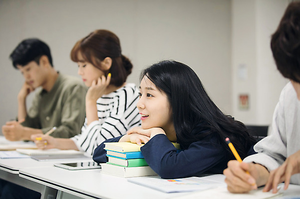 포토 JPG 응시 여자 남자 엎드리기 대학생 수업 대학생라이프 실내 미소 사람 여러명 상반신 20대 성인 옆모습 청춘 캠퍼스라이프 한국인 기록 강의실 책더미 성인만 국내포토 학생 라이프스타일 시선 교육 뷰포인트 다수 컨셉 모션 표정 동양인 청년 내부 책 공간 무더기 파일형식 인종 생활