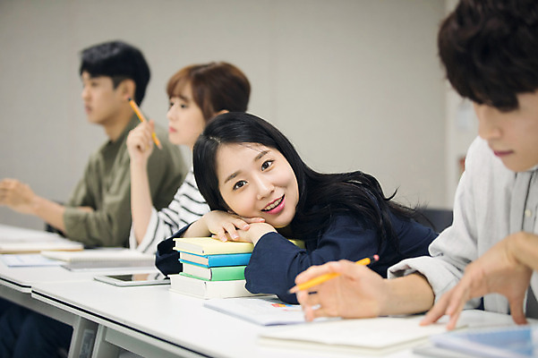 포토 JPG 여자 남자 엎드리기 대학생 수업 대학생라이프 실내 미소 사람 여러명 상반신 20대 성인 옆모습 청춘 캠퍼스라이프 한국인 기록 강의실 집중 책더미 성인만 국내포토 학생 라이프스타일 교육 뷰포인트 다수 컨셉 모션 표정 동양인 청년 내부 책 공간 무더기 파일형식