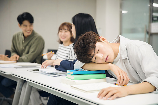 포토 JPG 여자 남자 엎드리기 대학생 수업 협력 대학생라이프 실내 사람 여러명 상반신 20대 성인 옆모습 책 친구 청춘 눈감음 캠퍼스라이프 한국인 잠 졸음 강의실 수다 쉬는시간 프로젝트 성인만 국내포토 학생 라이프스타일 교육 감정 뷰포인트 다수 컨셉 관계 모션 휴식 대화 동양인 청년 내부 공간 파일형식
