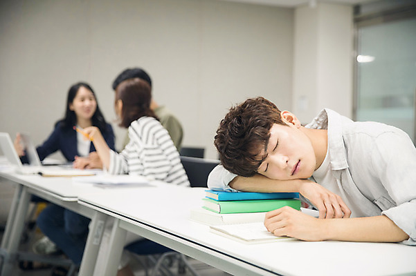 포토 JPG 여자 남자 엎드리기 대학생 회의 수업 협력 대학생라이프 실내 사람 앉기 여러명 상반신 20대 성인 옆모습 책 친구 청춘 눈감음 캠퍼스라이프 한국인 잠 졸음 강의실 수다 쉬는시간 책더미 프로젝트 성인만 국내포토 학생 라이프스타일 교육 감정 뷰포인트 다수 컨셉 비즈니스 관계 모션 휴식 대화 동양인 청년 내부 공간 무더기 파일형식