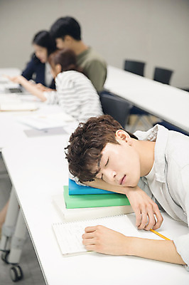 포토 JPG 여자 남자 엎드리기 대학생 수업 협력 대학생라이프 실내 사람 앉기 여러명 상반신 20대 성인 옆모습 아웃포커스 책 청춘 눈감음 캠퍼스라이프 공책 듣기 한국인 졸음 강의실 수다 쉬는시간 책더미 프로젝트 성인만 국내포토 학생 라이프스타일 교육 감정 뷰포인트 다수 컨셉 모션 휴식 문구용품 촬영기법 대화 동양인 청년 내부 공간 무더기 파일형식