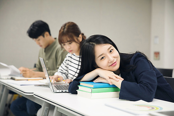 포토 JPG 응시 여자 남자 엎드리기 대학생 수업 대학생라이프 실내 미소 사람 앉기 상반신 20대 성인 옆모습 세명 친구 노트북 청춘 캠퍼스라이프 한국인 강의실 집중 책더미 성인만 국내포토 학생 라이프스타일 시선 교육 뷰포인트 컨셉 관계 모션 표정 동양인 청년 내부 책 전자제품 공간 무더기 파일형식