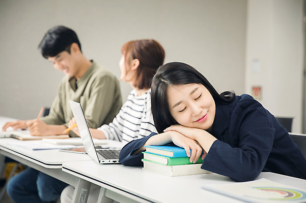 포토 JPG 여자 남자 엎드리기 대학생 수업 대학생라이프 실내 대화 미소 사람 앉기 상반신 20대 성인 옆모습 책 세명 친구 노트북 청춘 연필 캠퍼스라이프 한국인 기록 졸음 강의실 책더미 성인만 국내포토 학생 라이프스타일 교육 감정 뷰포인트 컨셉 관계 모션 학용품 표정 말하기 동양인 청년 내부 전자제품 필기구 공간 무더기 파일형식