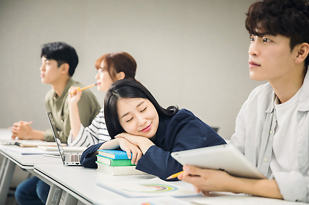 포토 JPG 응시 여자 남자 엎드리기 대학생 수업 대학생라이프 실내 미소 사람 앉기 여러명 상반신 20대 성인 옆모습 아웃포커스 책 청춘 태블릿 눈감음 캠퍼스라이프 한국인 기록 졸음 강의실 집중 책더미 성인만 국내포토 학생 라이프스타일 시선 교육 감정 뷰포인트 다수 컨셉 모션 촬영기법 표정 동양인 청년 내부 전자제품 스마트기기 공간 무더기 파일형식