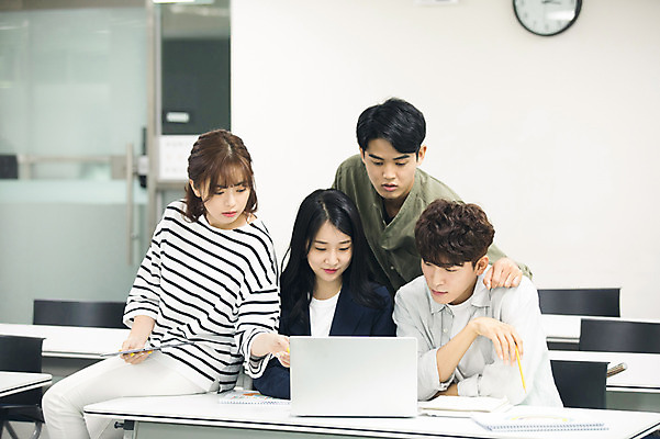 포토 JPG 응시 여자 남자 대학생 대학생라이프 실내 사람 앉기 여러명 상반신 20대 성인 앞모습 옆모습 친구 노트북 청춘 캠퍼스라이프 한국인 강의실 집중 과제 성인만 조별과제 국내포토 학생 라이프스타일 시선 교육 뷰포인트 다수 컨셉 관계 모션 동양인 청년 내부 전자제품 공간 파일형식