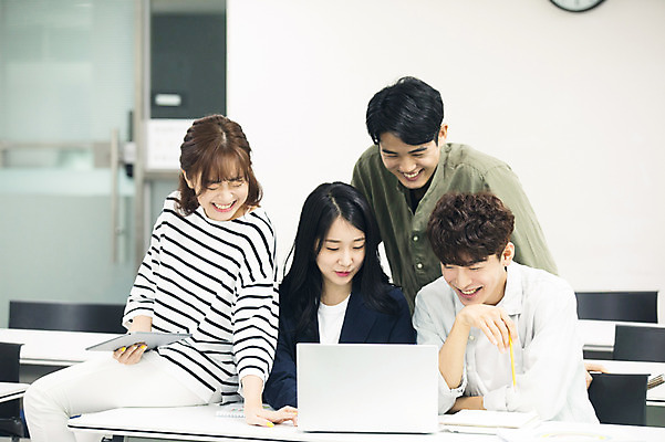 포토 JPG 응시 여자 남자 대학생 대학생라이프 실내 미소 사람 앉기 여러명 상반신 20대 성인 앞모습 옆모습 친구 노트북 청춘 캠퍼스라이프 한국인 강의실 즐거움 과제 프로젝트 성인만 조별과제 국내포토 학생 라이프스타일 시선 교육 감정 뷰포인트 다수 컨셉 관계 모션 표정 동양인 청년 내부 전자제품 공간 파일형식