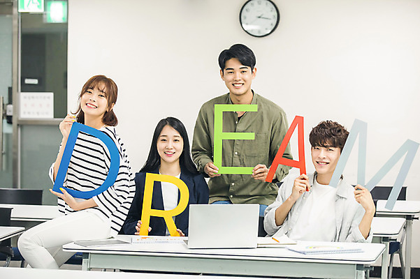 포토 JPG 문자 알파벳 응시 여자 남자 대학생 대학생라이프 실내 미소 들기 사람 앉기 여러명 상반신 20대 성인 앞모습 옆모습 친구 노트북 청춘 캠퍼스라이프 꿈 한국인 강의실 대학교 성인만 국내포토 학생 라이프스타일 영어 시선 교육 뷰포인트 다수 컨셉 학교 관계 모션 표정 동양인 청년 내부 전자제품 공간 파일형식